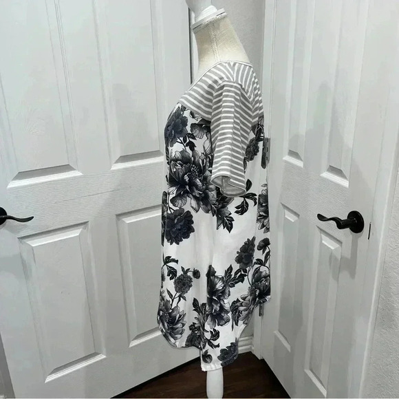 DG2 Diane Gilman plus sized floral mixed media scoop neck shark bite hem shirt - Picture 3 of 5